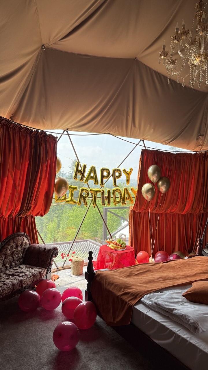 Вид на гори з Happy Hill для святкування дня народження