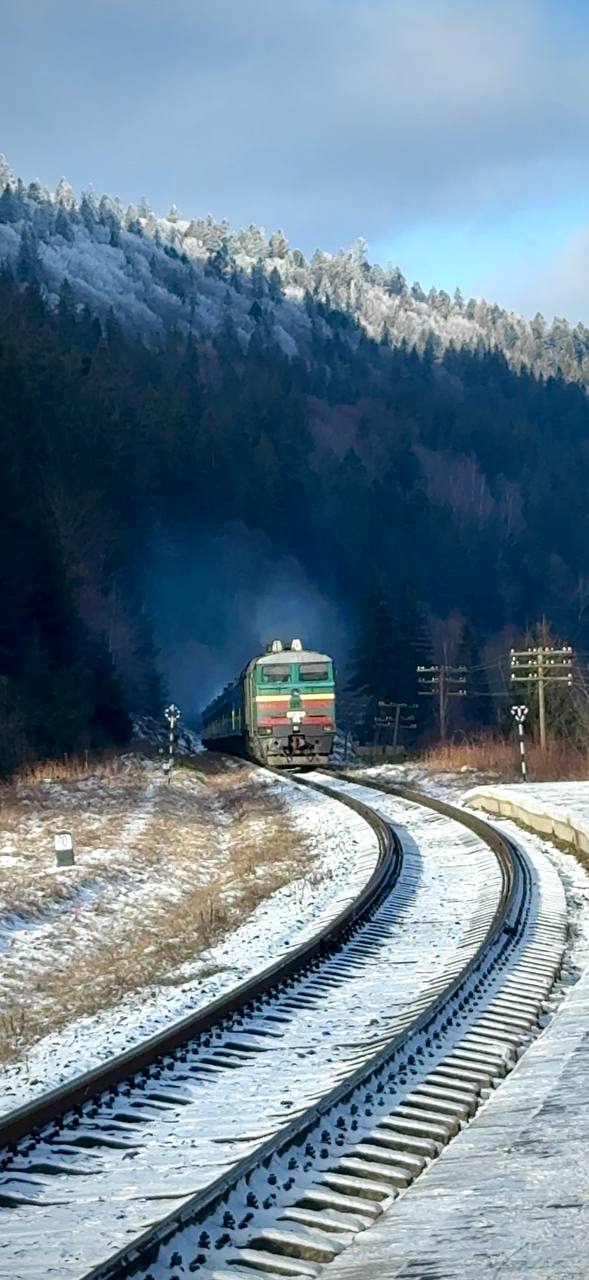 Вид на Карпати з дороги без авто