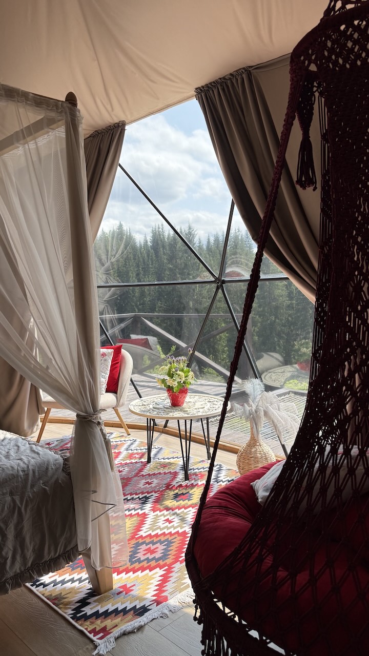 Панорама з купола Boho Happy Hill у Карпатах