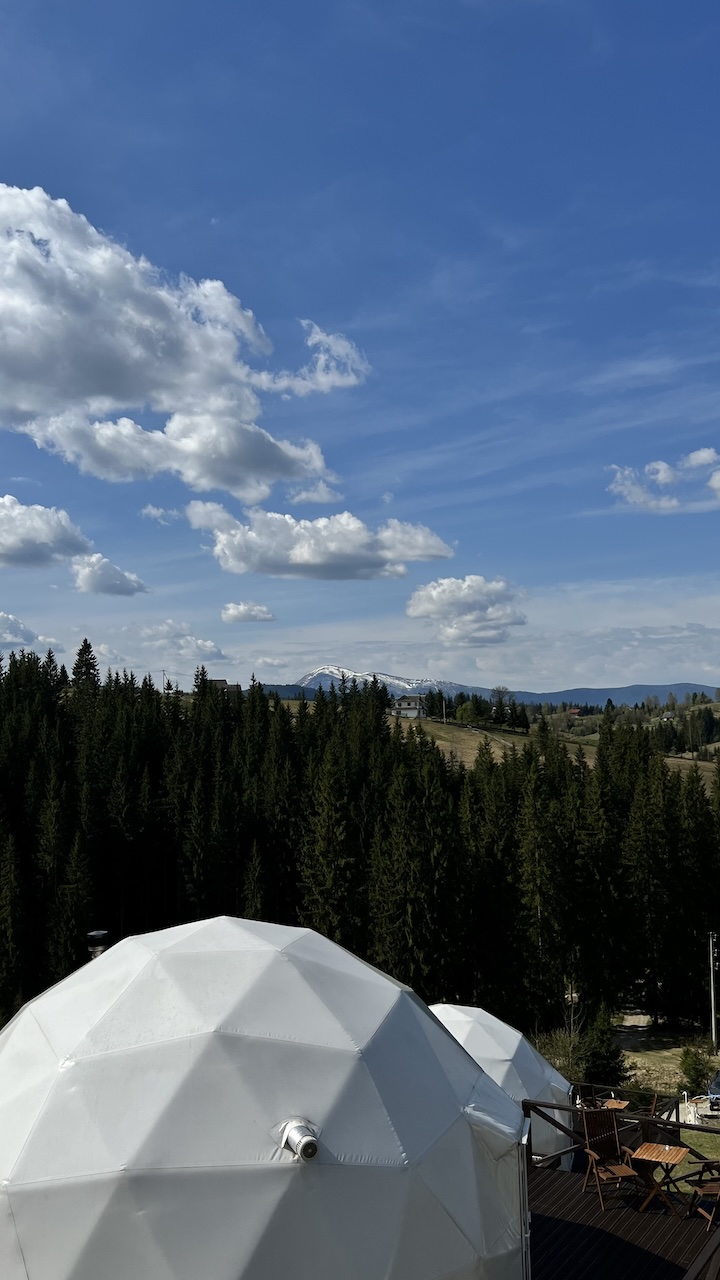 З тераси панорамний вид на гори в Happy Hill