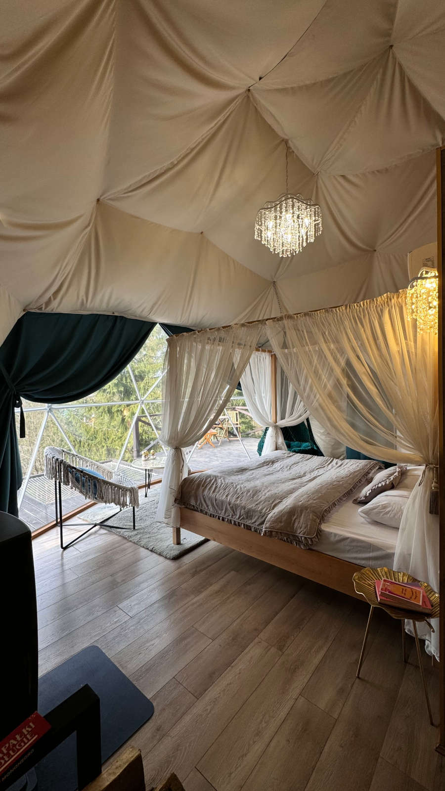 Інтер'єр купола Bali у Happy Hill з King Size ліжком